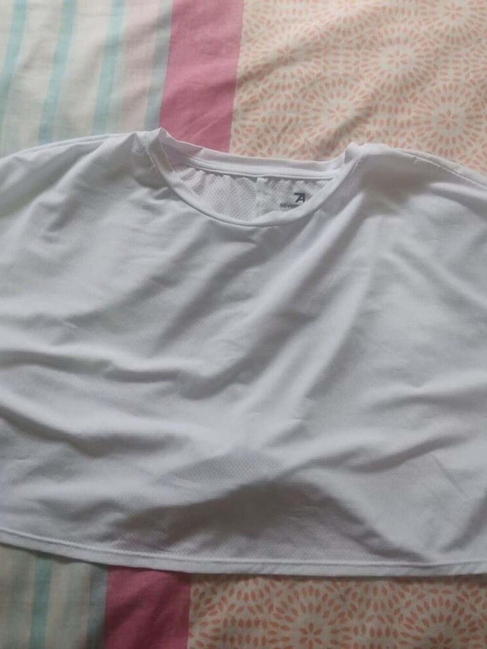 Stylish White Athletic Crop Top with Back Knot Activewear